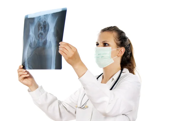 Doktor drží rentgenové fotografie — Stock fotografie