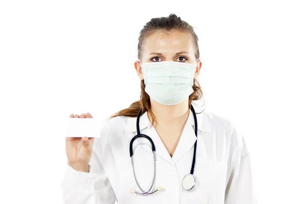 Läkare i en mask innehar ett kort — Stockfoto