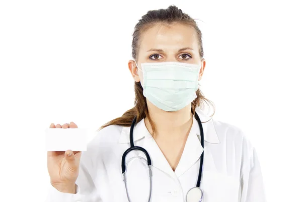 Läkare i masken håller ett visitkort — Stockfoto