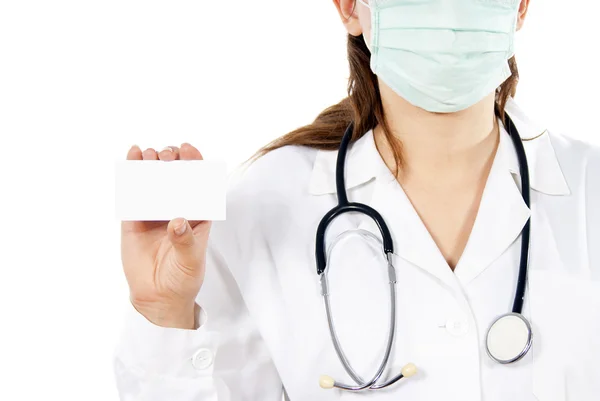 Läkare i masken håller ett visitkort — Stockfoto