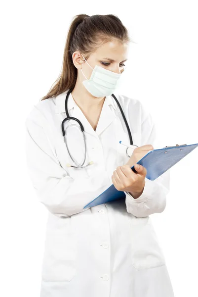 Доктор в маске для записи информации — стоковое фото