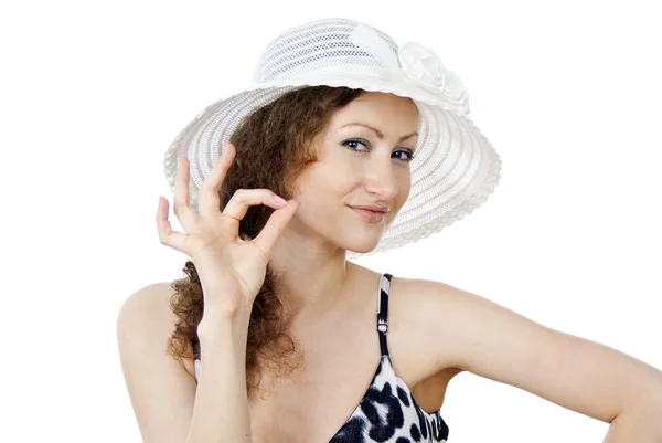 Девушка в шляпе указывает на знак ОК — стоковое фото