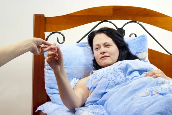 Girl lies in bed sick common cold — Stock Photo, Image