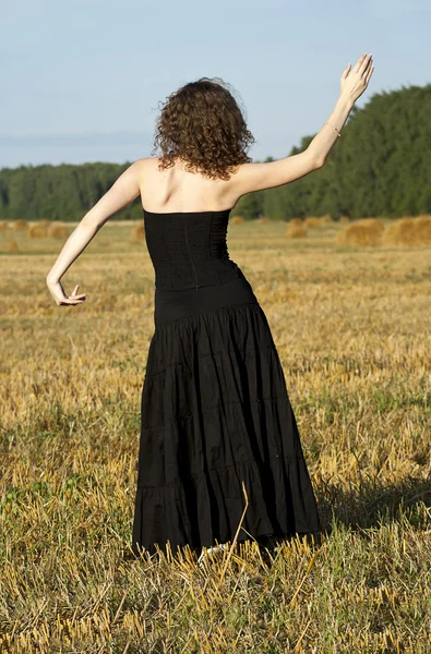 Girl posing on the field — Stock Photo, Image