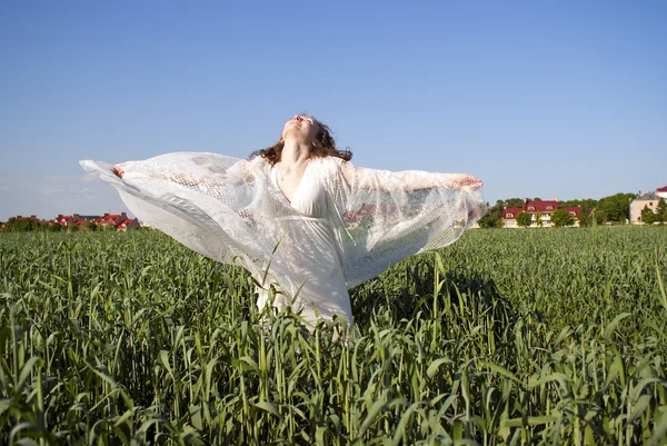 Girl relaxing the field — Stock Photo, Image