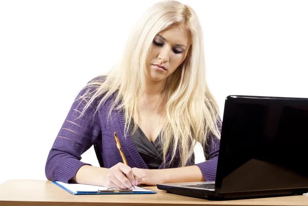 Girl says with a laptop — Stock Photo, Image