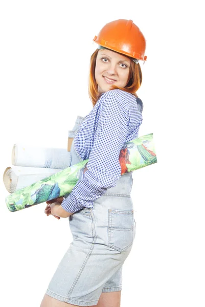 Menina com um capacete de construção e papel de parede — Fotografia de Stock