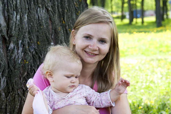 Happy mother with baby in park — Stock Photo, Image