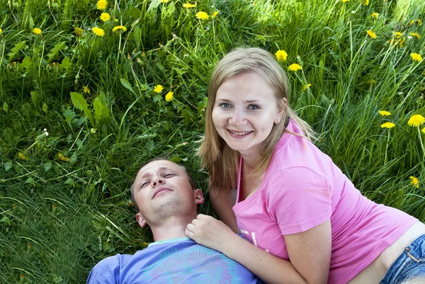 Mąż i żona leżą na trawie — Zdjęcie stockowe