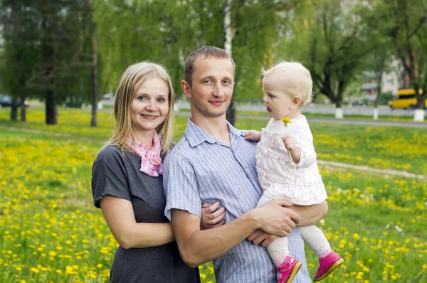Portret szczęśliwą rodzinę o charakterze — Zdjęcie stockowe