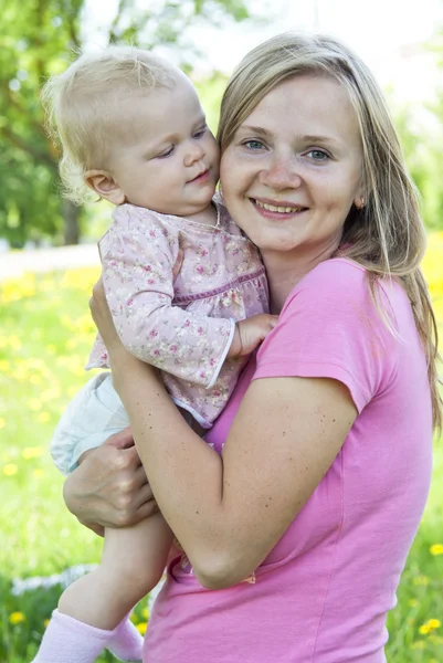 Retrato de mãe feliz com bebê — Fotografia de Stock