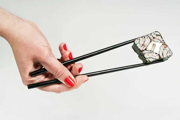 Суши держат руку на палочке — стоковое фото