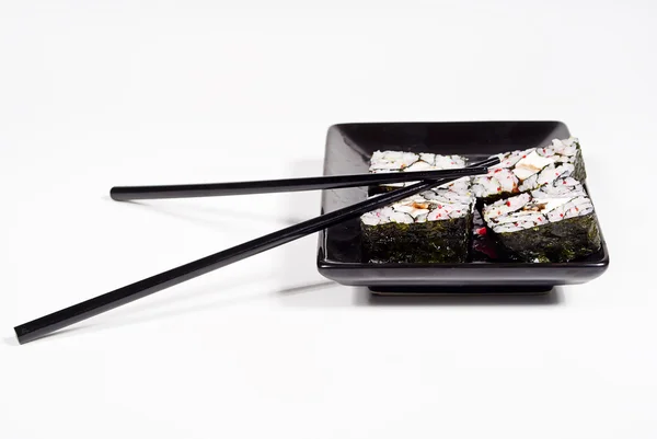 Sushi sur une assiette sur un bâton, et isolé — Photo