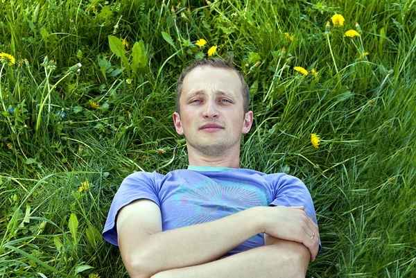 Killen ligger på gräset — Stockfoto