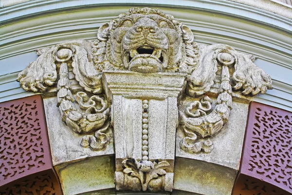 Каменные львы в Великом дворце . — стоковое фото