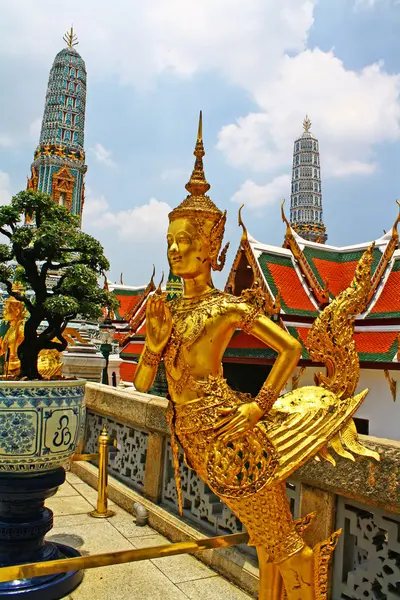 Тайская скульптура в Ват Пхра Кео, Бангкок — стоковое фото