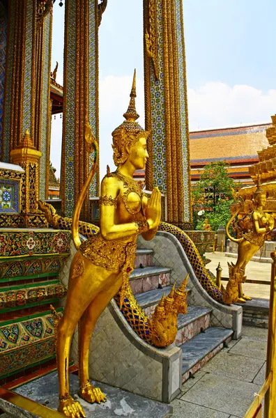 Scultura thailandese a Wat Phra Kaeo, Bangkok — Foto Stock