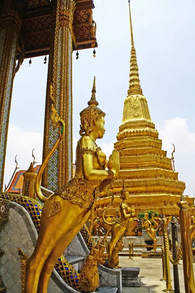 Thaise beeldhouwkunst aan wat phra kaeo, bangkok — Stockfoto