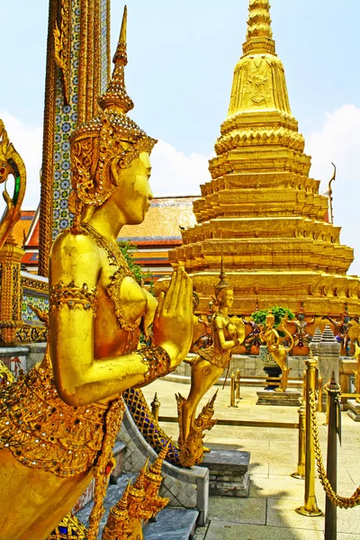 Thaimaalainen veistos Wat Phra Kaeossa, Bangkokissa — kuvapankkivalokuva
