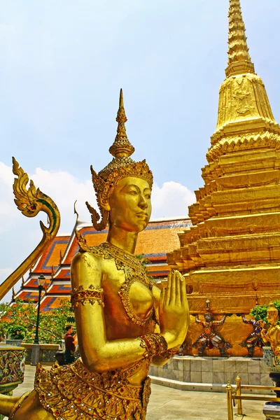 Thajská socha na wat phra kaeo, bangkok — Stock fotografie