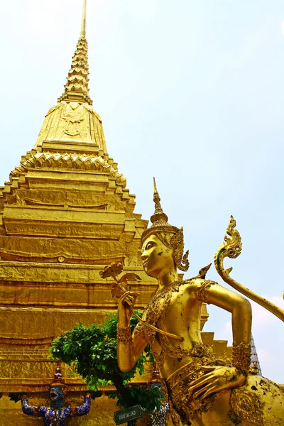 Escultura tailandesa en Wat Phra Kaeo, Bangkok — Foto de Stock