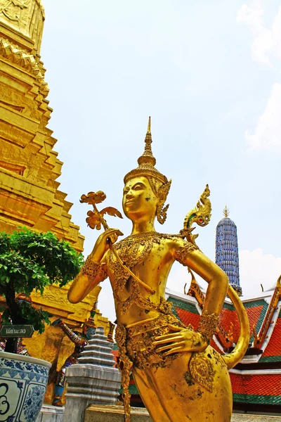 Thailändska skulptur på wat phra kaeo, bangkok — Stockfoto