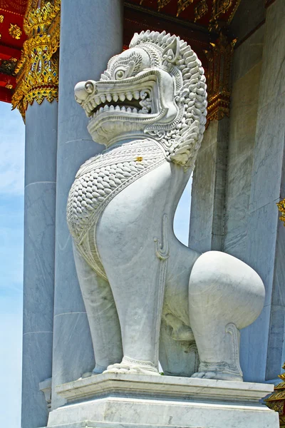 León de piedra en Wat Benchamabophit — Foto de Stock