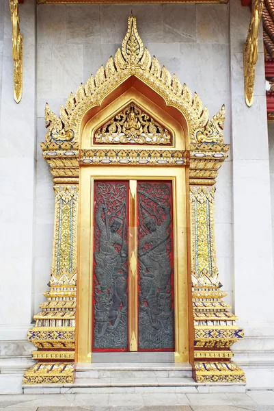 Arte tailandesa na porta . — Fotografia de Stock