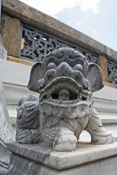 Lion de pierre à Wat Phra Kaew . — Photo