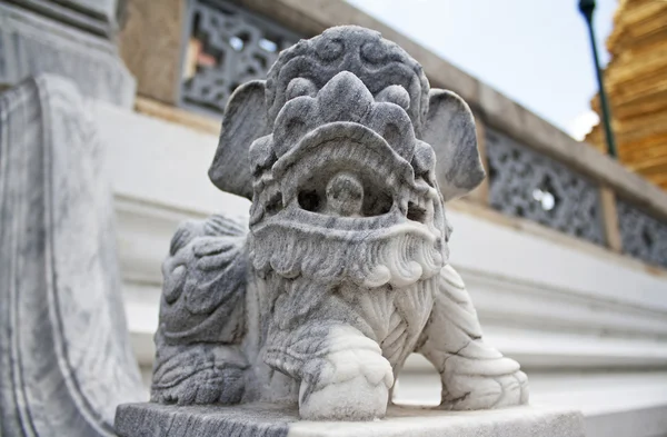 Leão de pedra em Wat Phra Kaew . — Fotografia de Stock