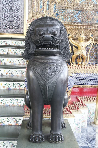 Černý kamenného lva na wat phra kaew. — Stock fotografie