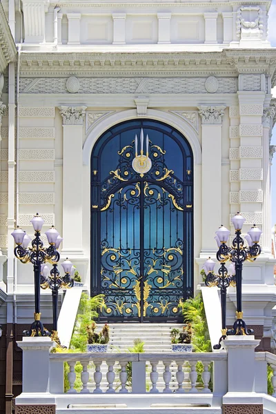 壮大な宮殿、美しいドア バンコク. — ストック写真