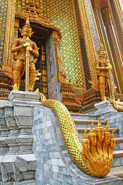 Тайська скульптури в Wat Phra Kaeo, Бангкок — стокове фото