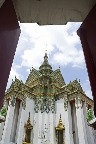 En av byggnaderna av wat pho, bangkok. — Stockfoto