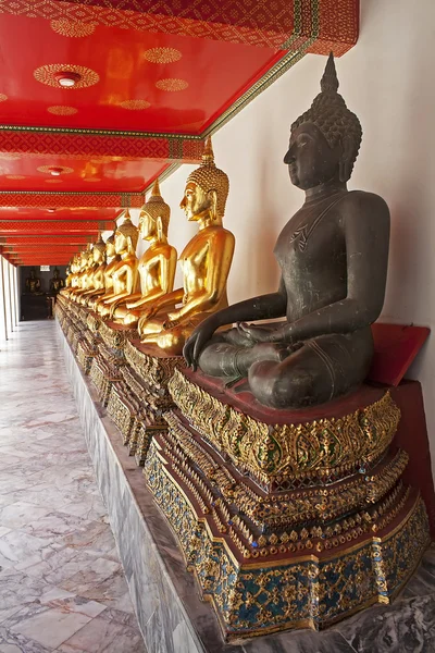 Goldene und schwarze Buddharupa — Stockfoto