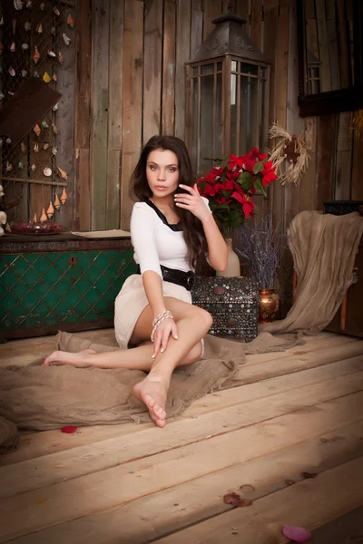 Krásná dívka v dřevěné chatě — Stock fotografie