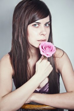 Gülü olan güzel bir kız