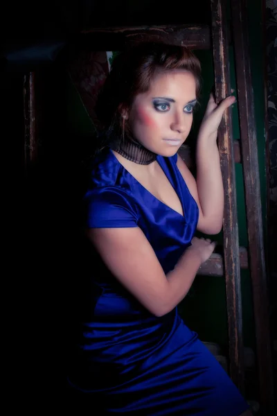 Schöne Mädchen in einem blauen Kleid — Stockfoto