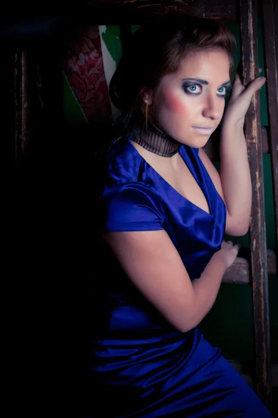 Gyönyörű lány kék ruhában. — Stock Fotó