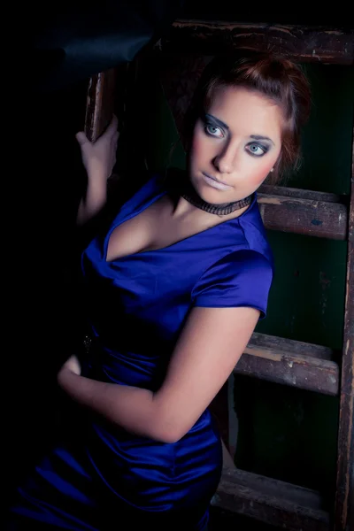 Hermosa chica en un vestido azul — Foto de Stock