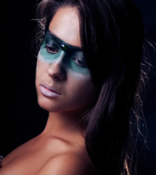 Mooi meisje met groene make-up — Stockfoto