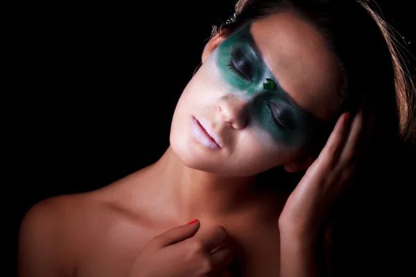 Vacker flicka med gröna make-up — Stockfoto