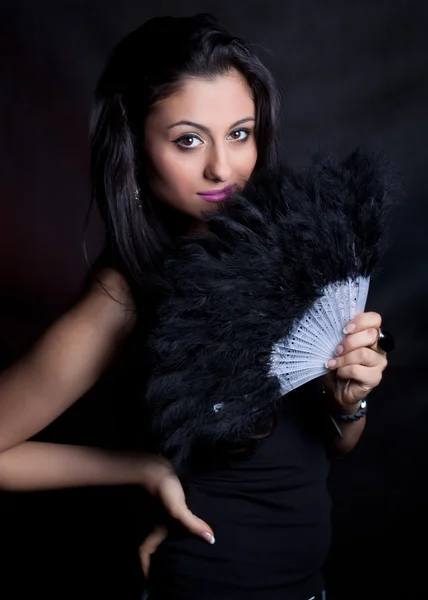 Vacker orientalisk flicka med en fläkt — Stockfoto