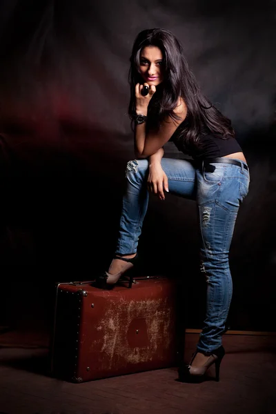 Krásná orientální dívka stojící na kufr — Stock fotografie