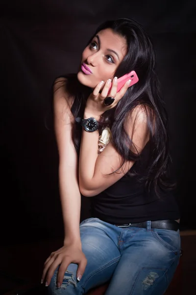 Schöne orientalische Mädchen am Telefon — Stockfoto