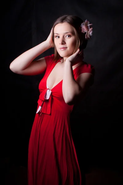 Bella ragazza con in abito rosso — Foto Stock