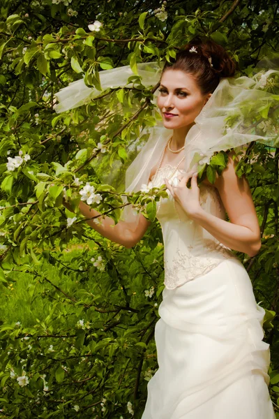 Schöne Braut mit grünem Laub — Stockfoto