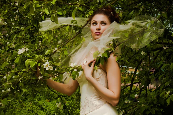 Mooie bruid met groen blad — Stockfoto