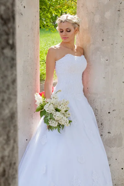A beautiful young bride — Stock Photo, Image