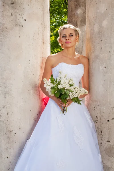 Une belle jeune mariée — Photo